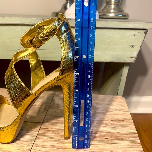 Nine West size 7 1/2 gold - Picture 8 of 9